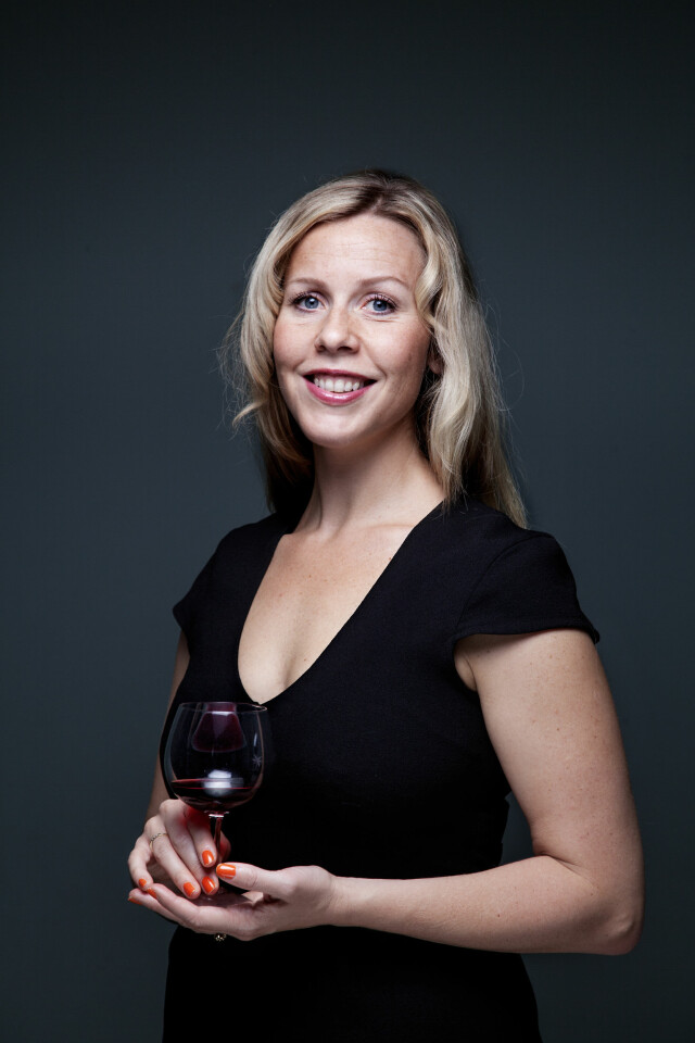 SVAKT INNOVER: Velg et vinglass som vender svakt innover, er ett av tipsene fra vinskribent Ingvild Tennfjord. Foto: Holand, Lars Myhren SVAKT INNOVER: Velg et vinglass som vender svakt innover, er ett av tipsene fra vinskribent Ingvild Tennfjord. Foto: Holand, Lars Myhren